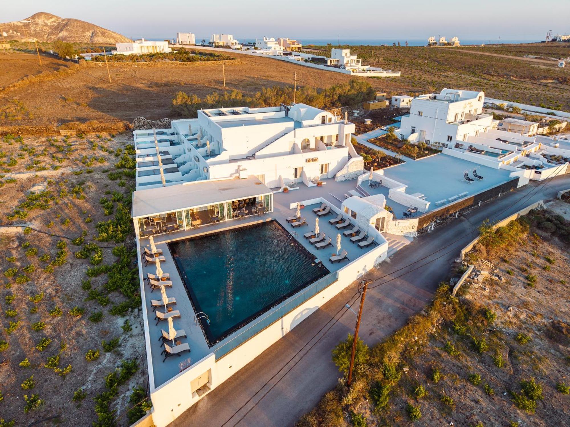 Serenita Luxury Suites Akrotírion エクステリア 写真