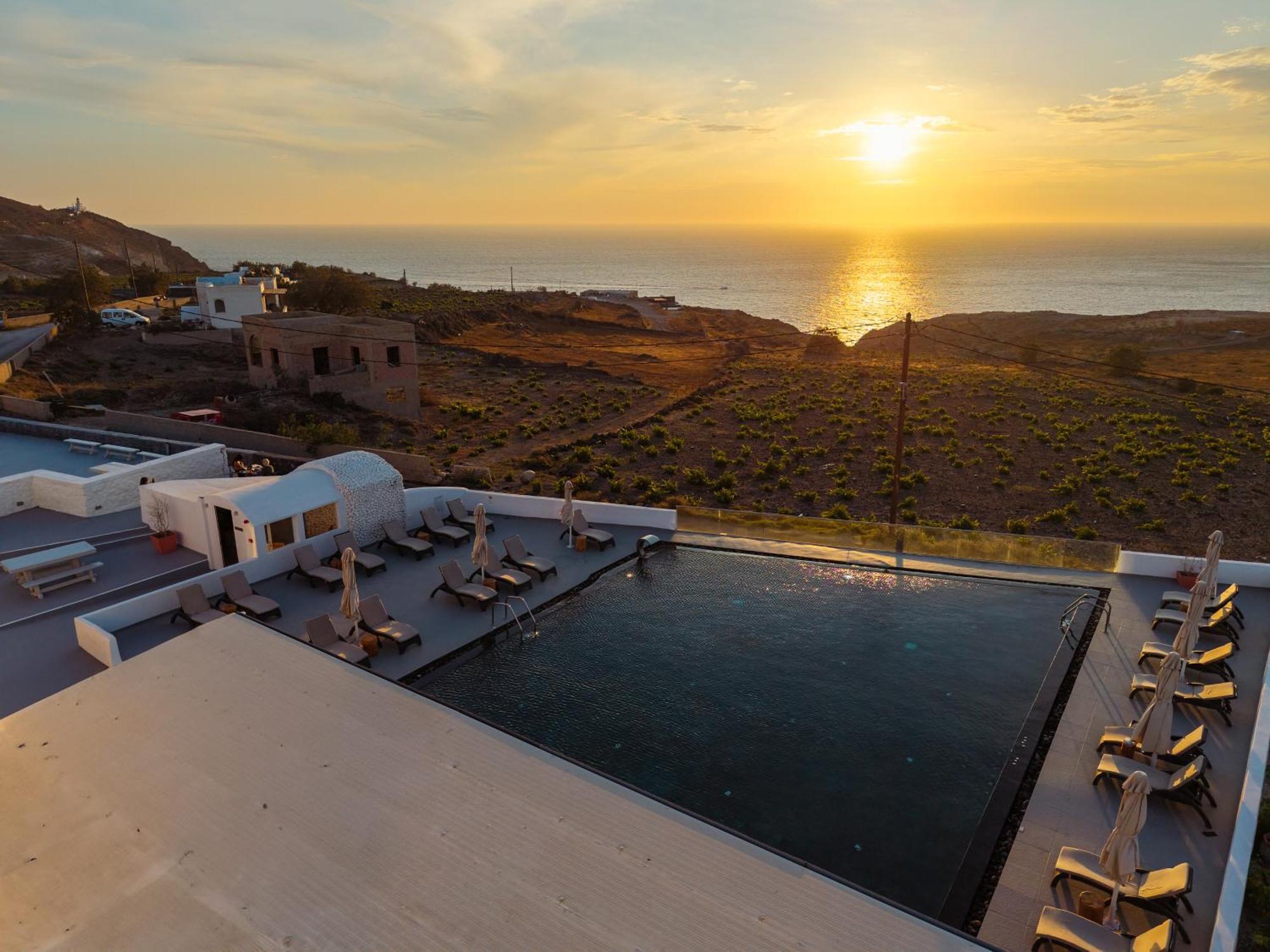 Serenita Luxury Suites Akrotírion エクステリア 写真