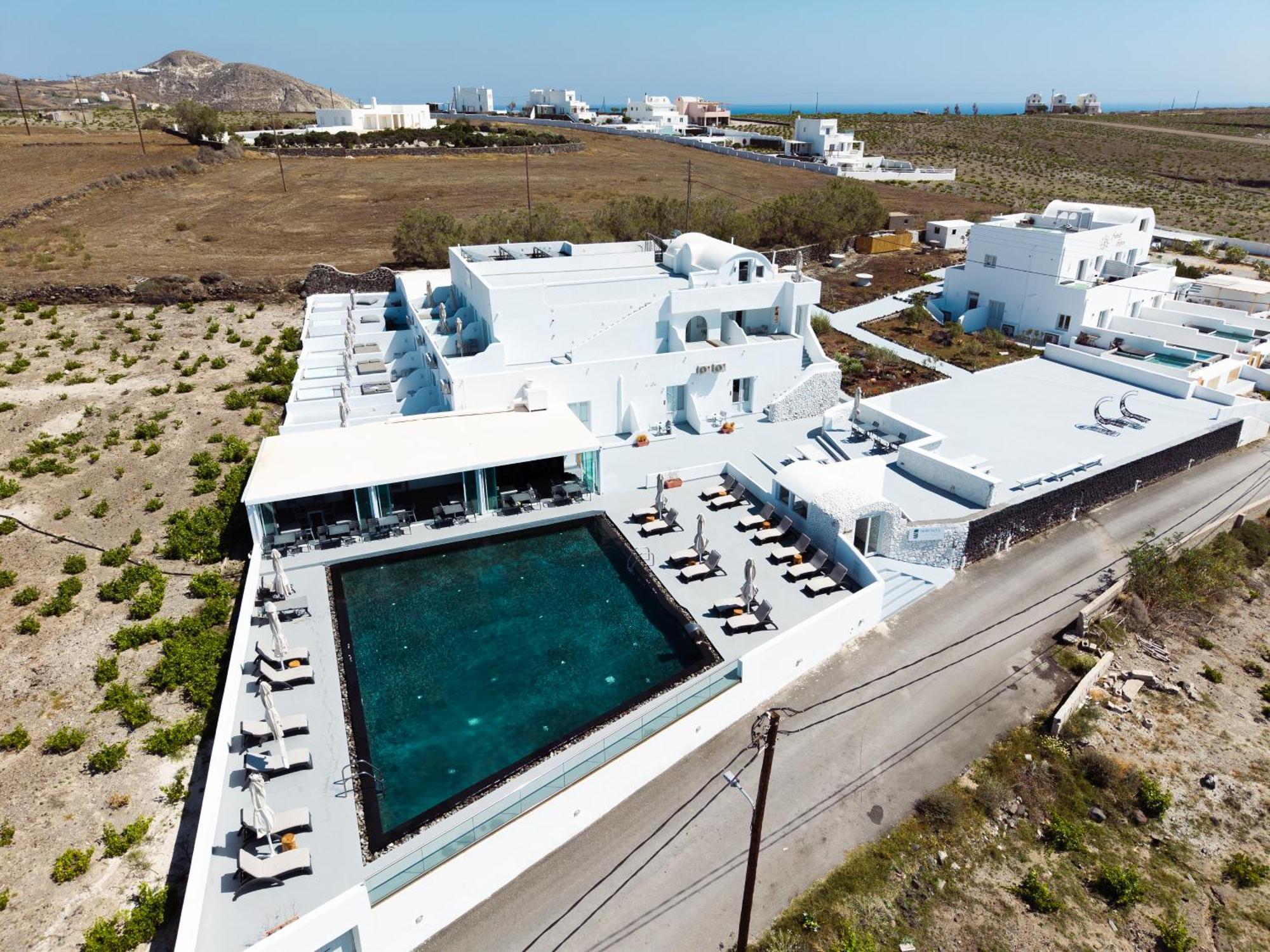 Serenita Luxury Suites Akrotírion エクステリア 写真