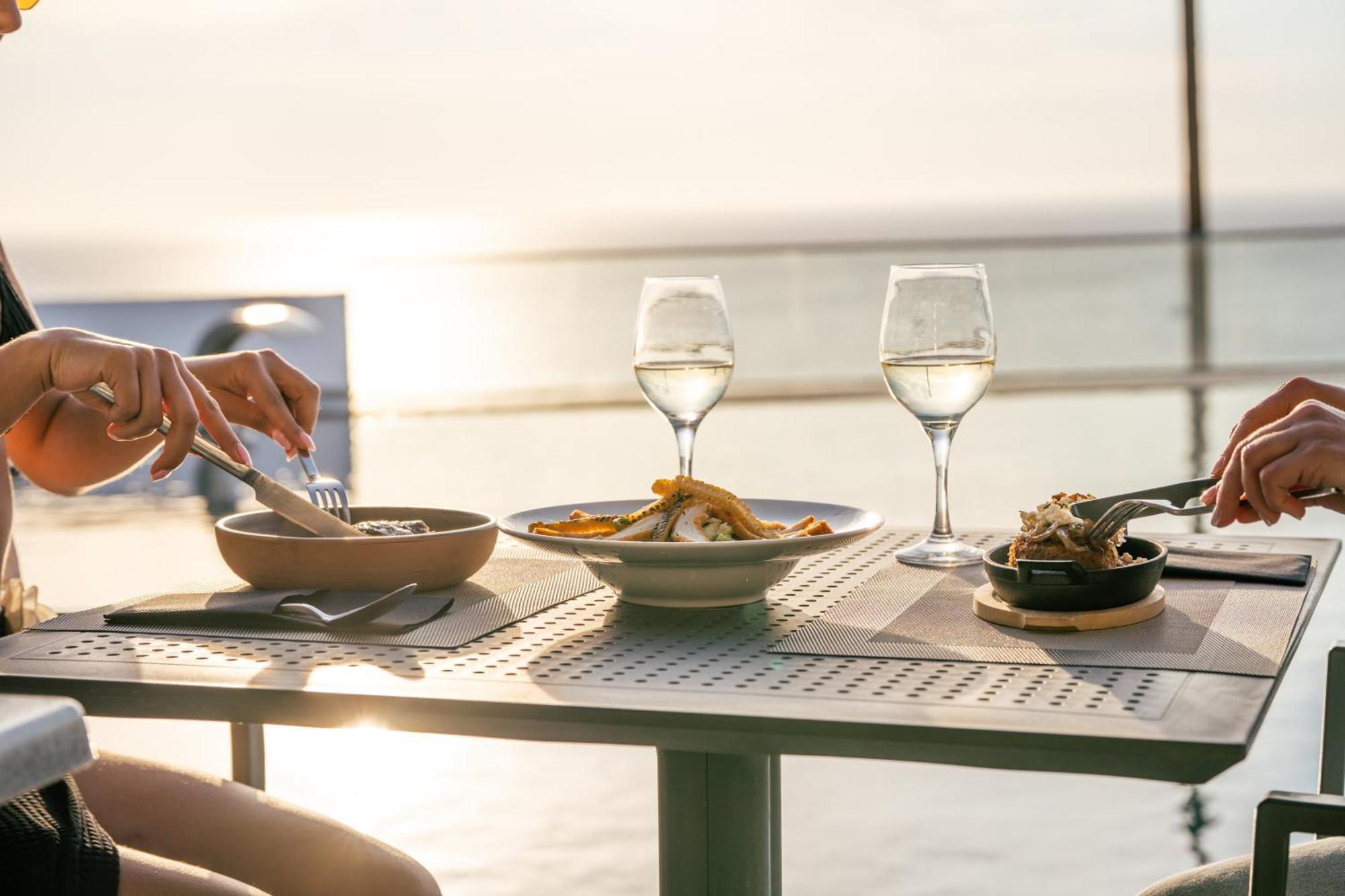 Serenita Luxury Suites Akrotírion エクステリア 写真